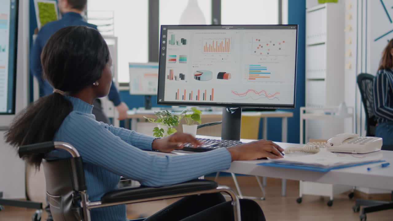 mujer pralyzed comprobando gráficos de la computadora