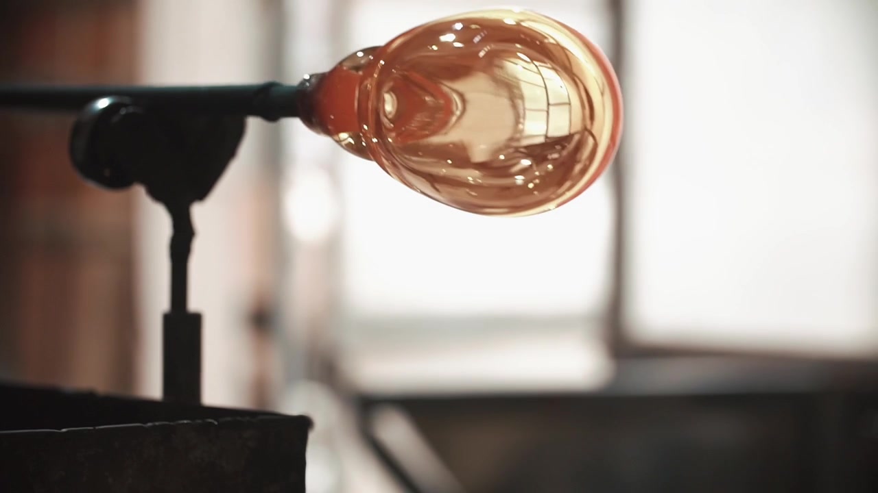 Gesmolten glas wordt gevormd in een glasblazerij