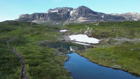 paisaje natural en noruega - espejo de agua y lago de montaña con nieve en vestland, vestfold og telemark