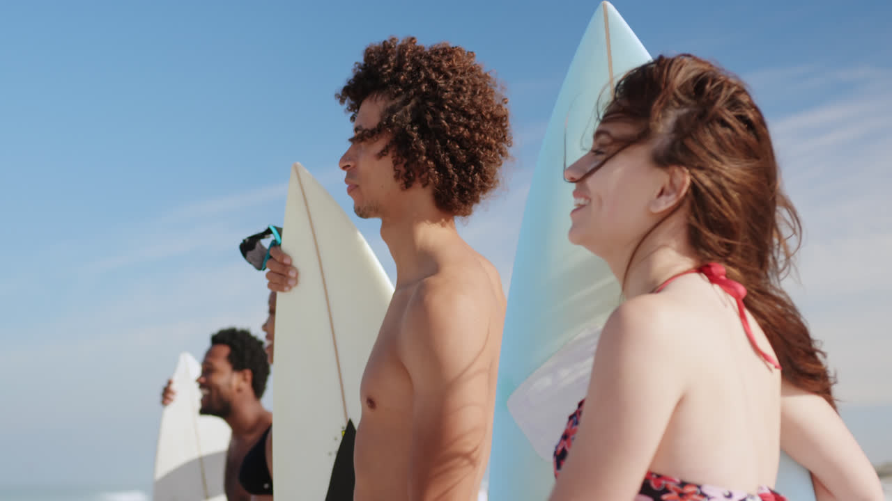 서로 이야기하는 친구 그룹 4k