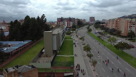 Un-Drone-Volando-Sobre-La-Avenida-Con-Gente-Caminando