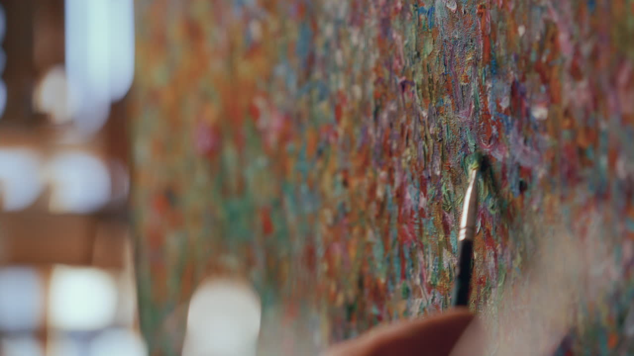Primo piano di pittura astratta impressionista con il pennello
