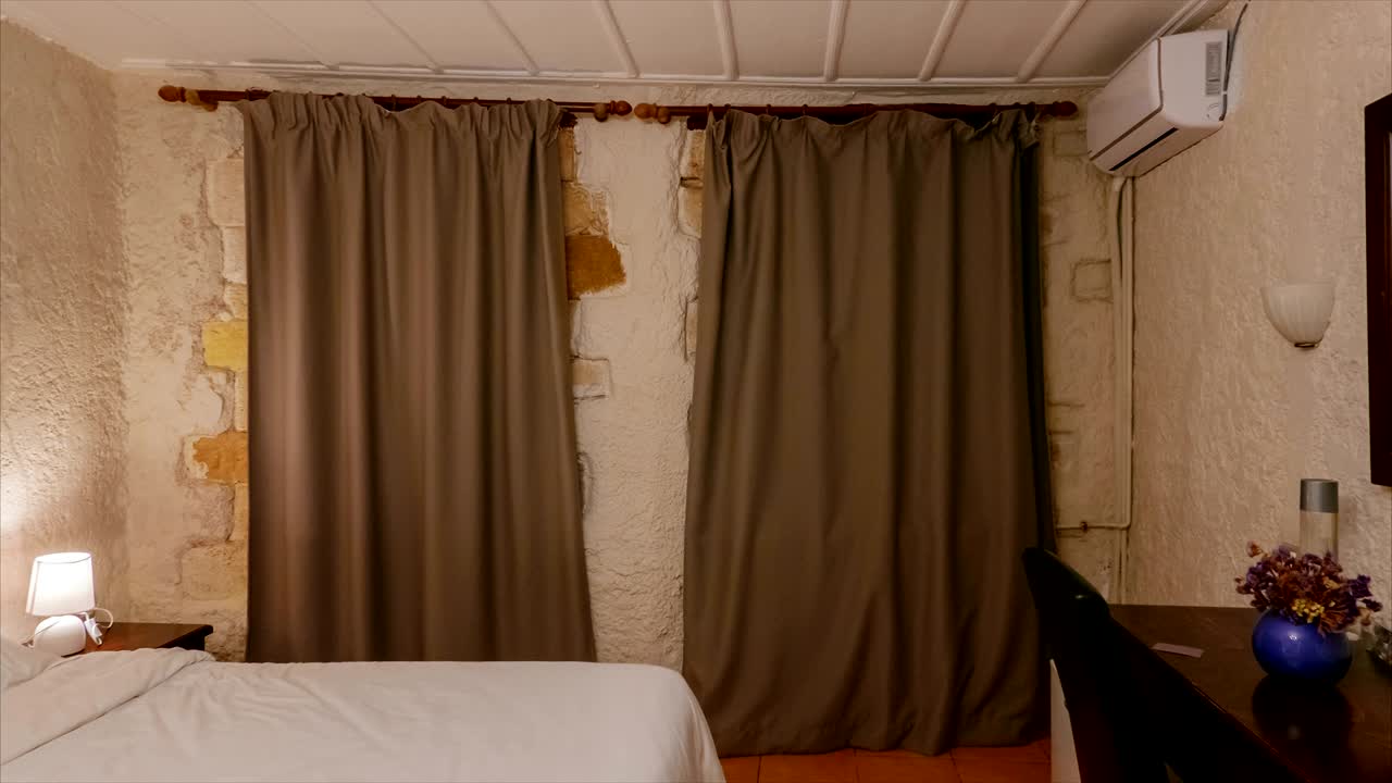 바다를 볼 수 있는 고풍스러운 방의 스 모션