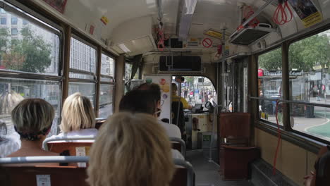 el interior de un tranvía de época