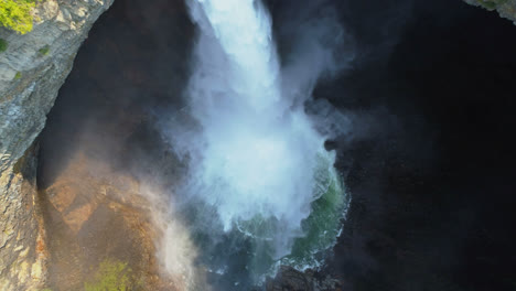 Wunderschöner-Wasserfall-Durch-Waldklippe-An-Einem-Sonnigen-Tag-4k