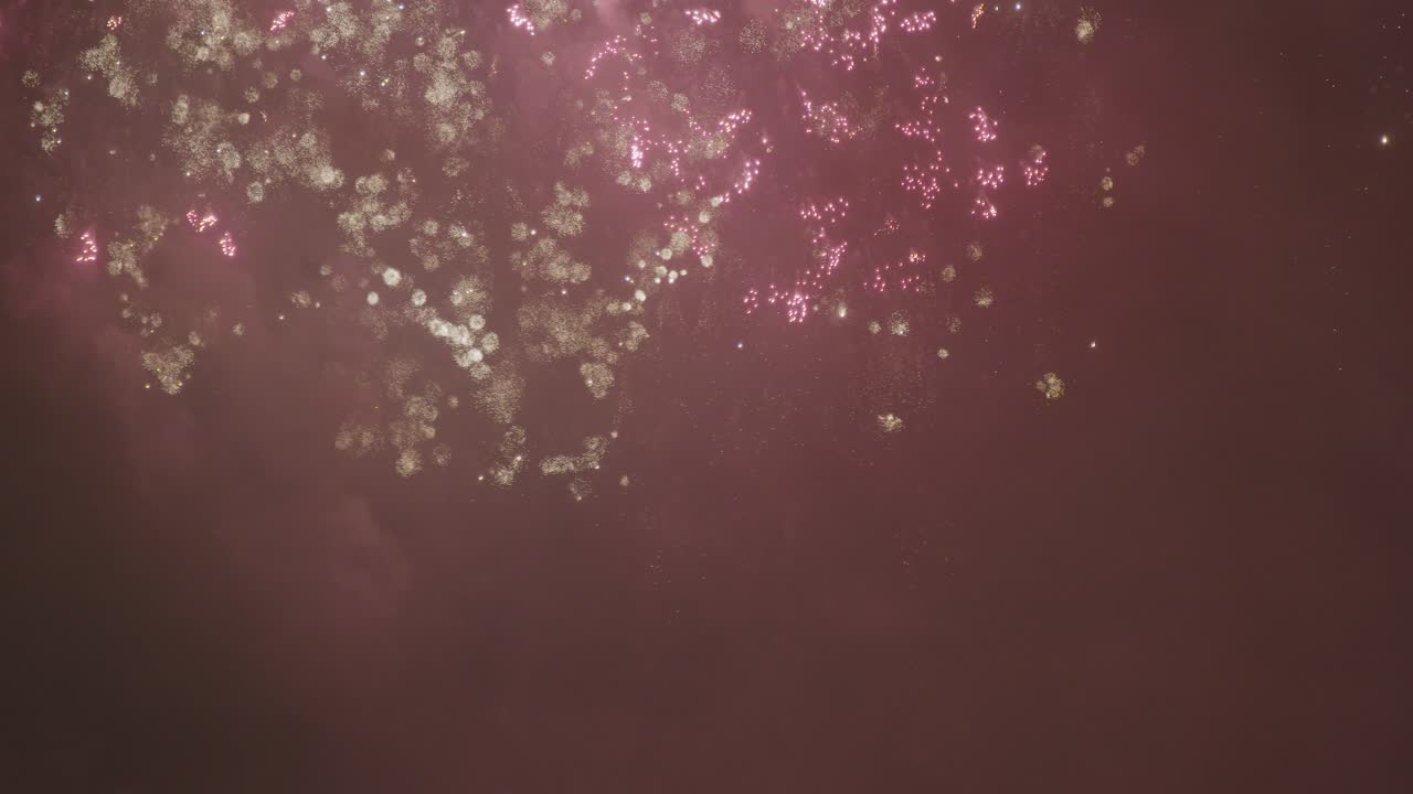 Fuochi d'artificio al rallentatore che si riflettono sulla superficie dell'acqua, illuminando il cielo in occasione del Giorno Nazionale del Qatar