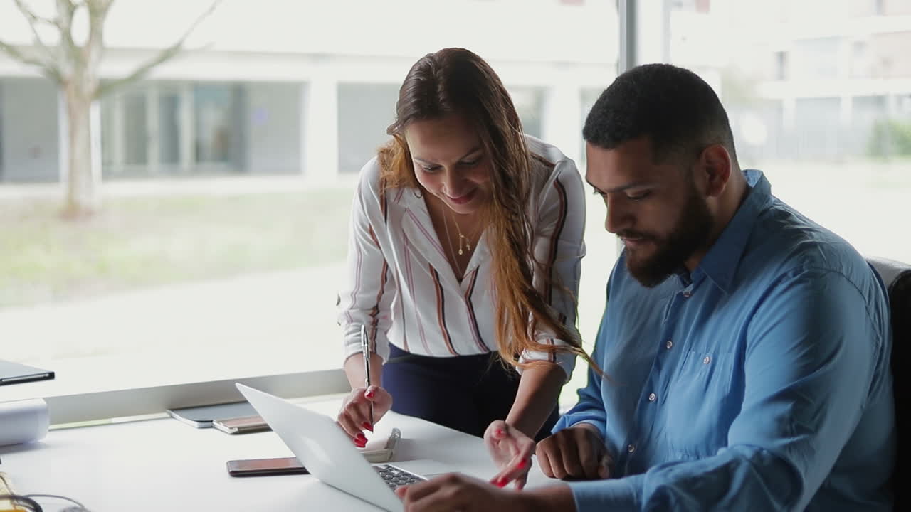 equipo de negocios exitoso trabajando en un proyecto juntos