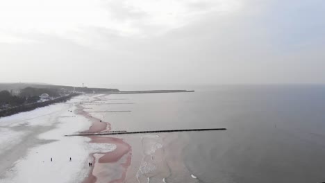 toma aérea de la playa de arena en ustka en invierno