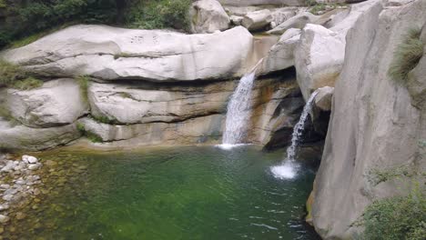 Pequeño-Estanque-Y-Cascada-Bajo-La-Montaña-Hua-Shan,-Famosa-Atracción-Turística,-Provincia-De-Shaanxi,-China