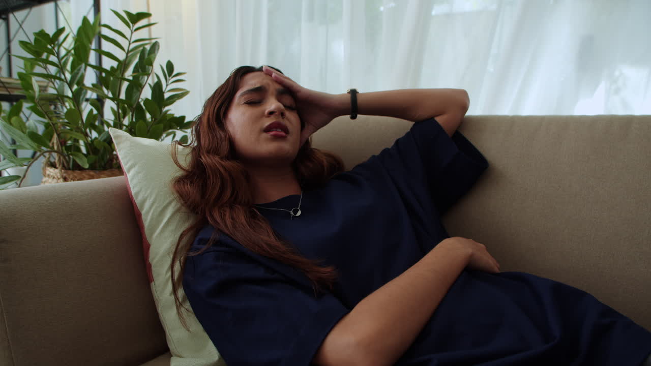 mujer triste en el sofá