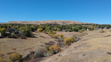 un vuelo de drones sobre un barranco en un día de otoño