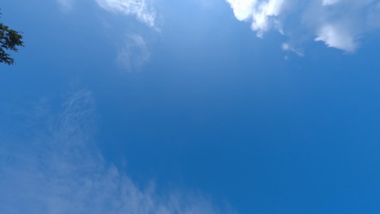 푸른 흰 구름이 낀 하늘을 바라보며