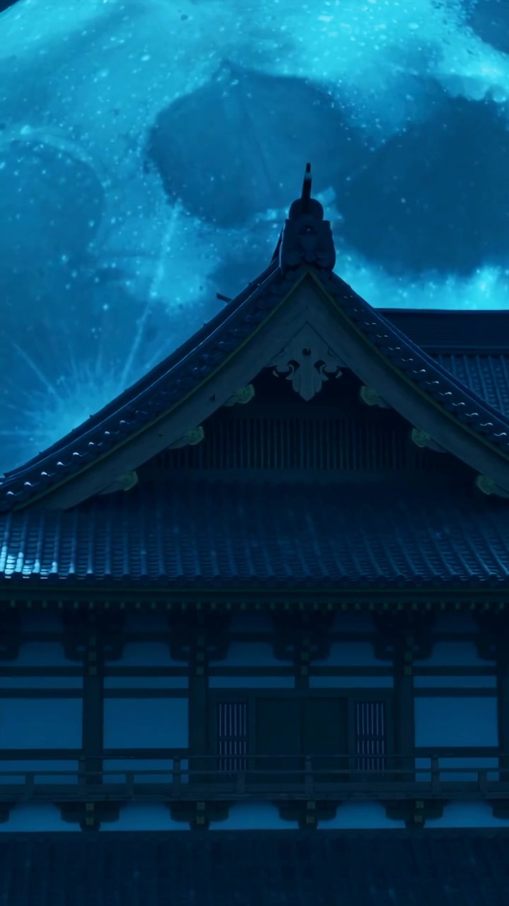 Video verticale: Cielo nebuloso pulsante che illumina il tetto del tempio e il pinnacolo con una luce soffusa e mutevole di notte