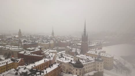 hermosas imágenes aéreas amplias del horizonte de la ciudad durante el invierno en un suave movimiento lateral y ligero movimiento panorámico hacia abajo