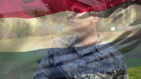 animación de la bandera de los países bajos sobre el soldado masculino caucásico