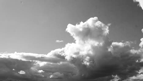 Lapso-De-Tiempo-En-Blanco-Y-Negro-De-Nubes-Moviéndose-En-El-Cielo