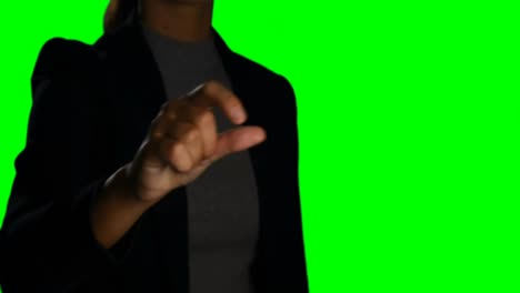 Frau-Macht-Handbewegung-Vor-Grünem-Hintergrund