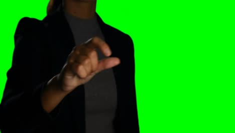 mujer haciendo un gesto de la mano contra el fondo de la pantalla verde