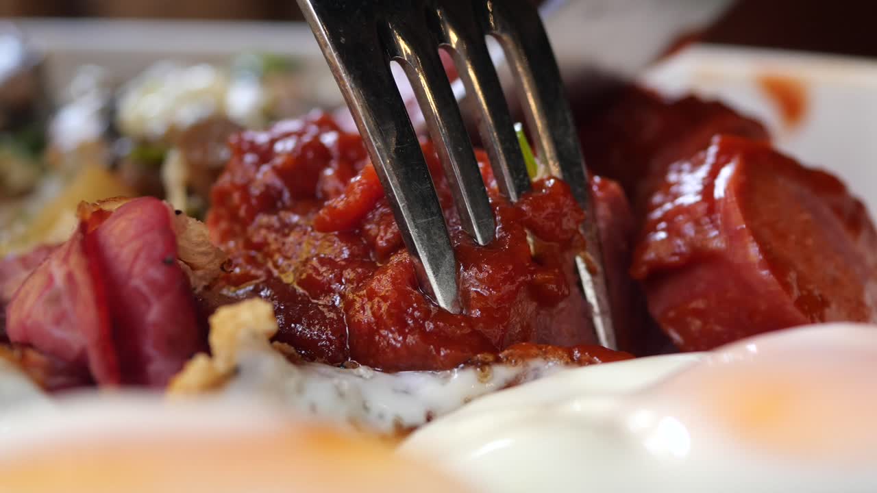 달, 소시지, 베이컨, 토마토 소스 와 함께 맛있는 아침 식사 의 클로즈업