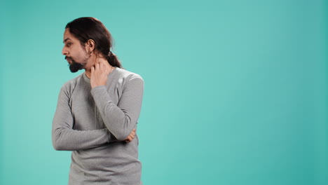 Portrait-of-man-scratching-neck-focusing-on-identifying-noise