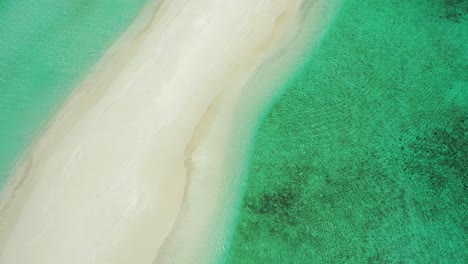 Perfekter-Weißer-Sandstrand-Mit-Kristallklarem-Wasser-Im-Hintergrund