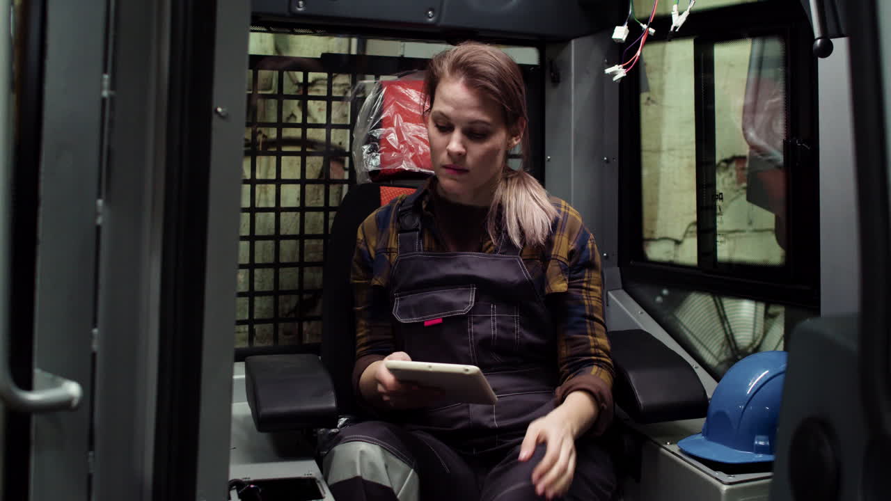 operadora usando tableta