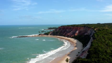 Un-Dron-Aéreo-Increíblemente-Hermoso-Dejó-Una-Toma-De-Camión-De-La-Playa-Tropical-De-Tabatinga-Con-Grandes-Acantilados-Coloridos,-Agua-Verde-Y-Arena-Hermosa-Cerca-De-Joao-Pessoa,-Brasil-En-Un-Cálido-Y-Soleado-Día-De-Verano