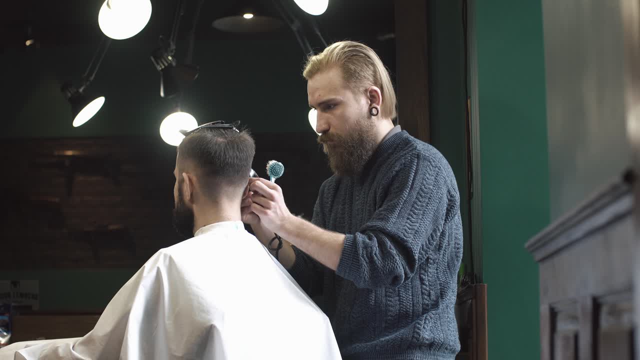 En professionel barber giver en kunde en klipning i en barbersalon