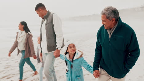 Vacaciones-Familiares,-Tomados-De-La-Mano