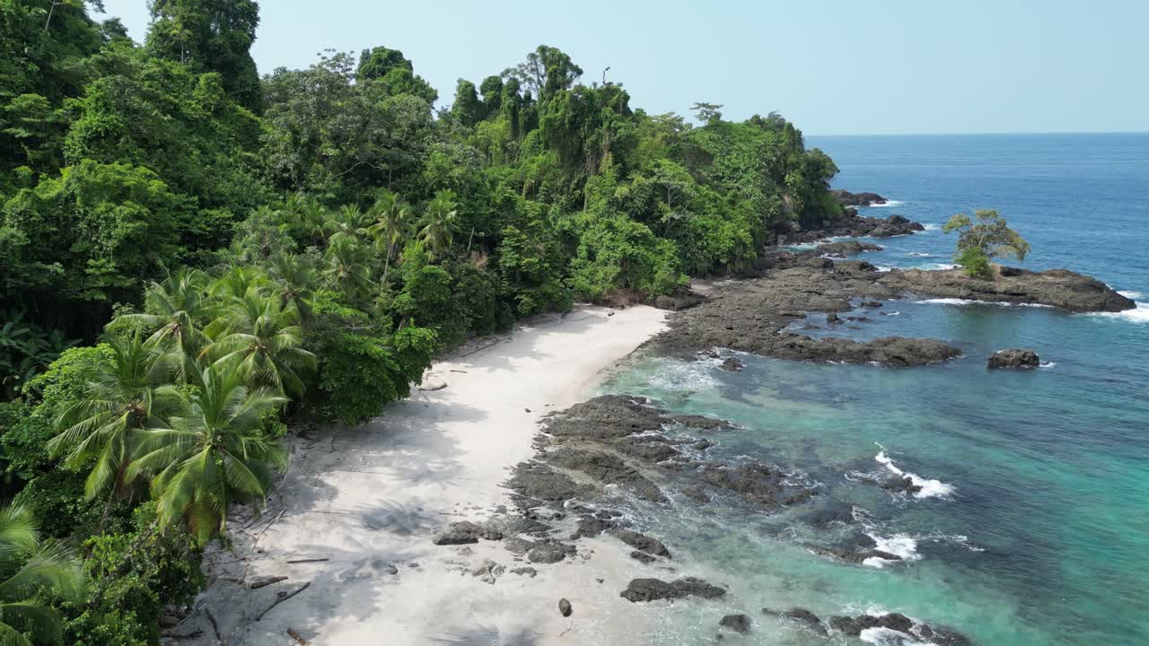 aislada playa de arena blanca con telón de fondo de selva en el parque nacional de utría cerca de bahía solano en el departamento de chocó en la costa del pacífico de colombia