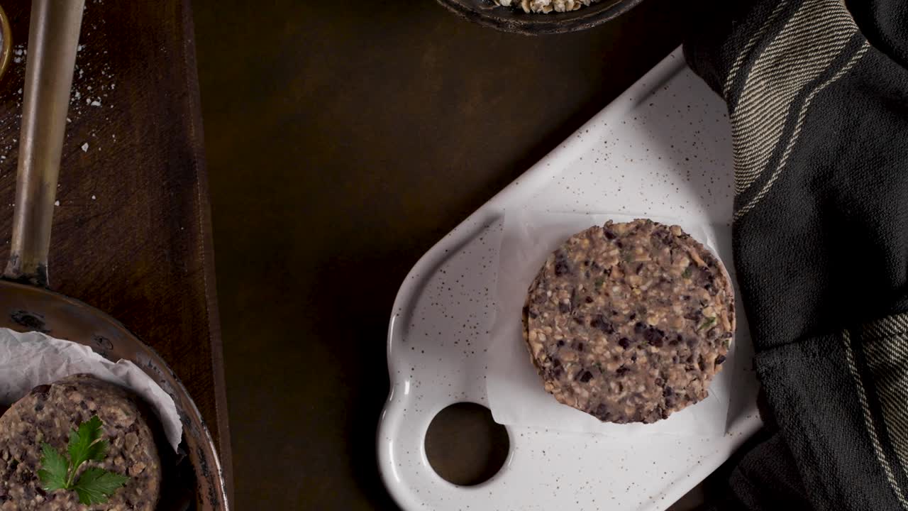 검은 콩과 함께 생 채소 햄버거