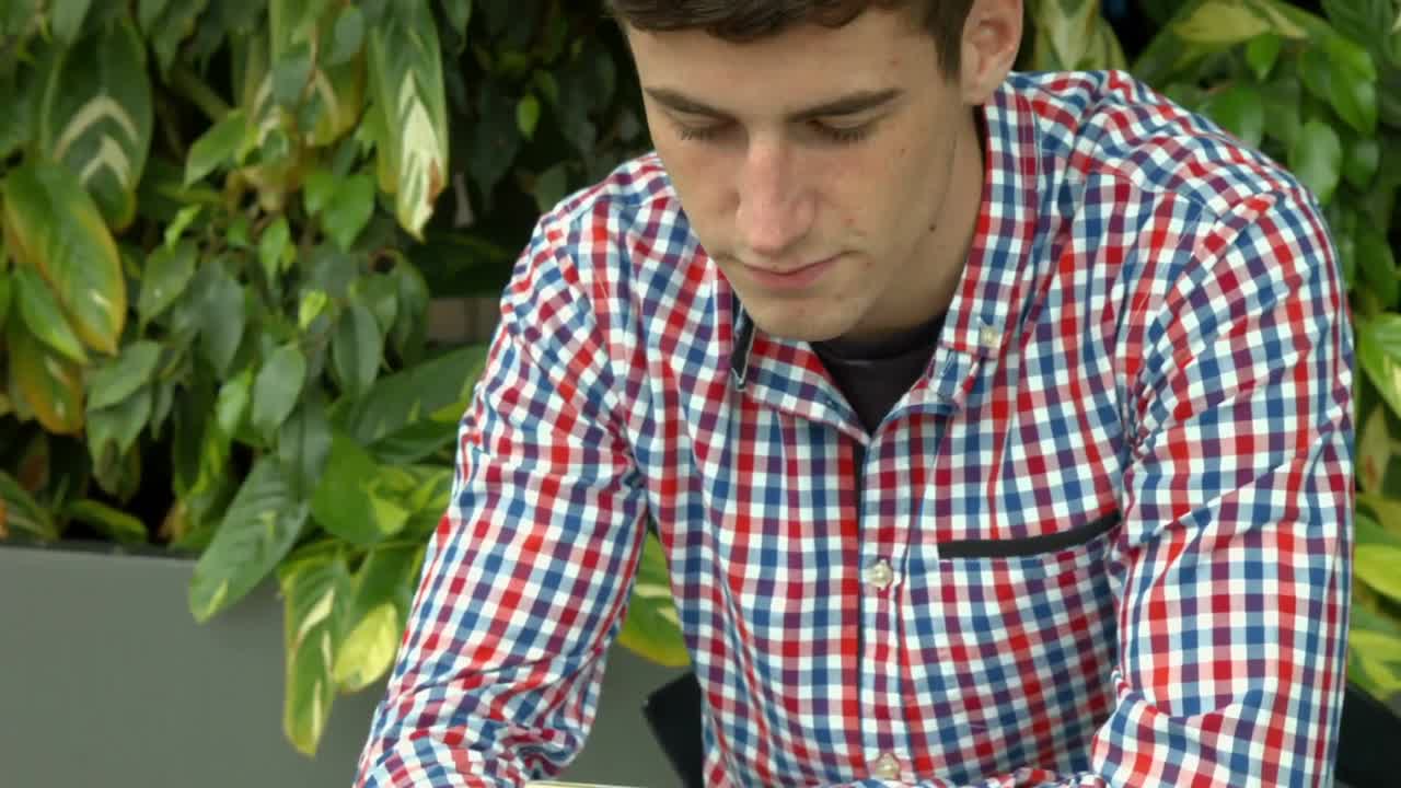 캠퍼스 밖에서 스마트폰을 사용하는 학생