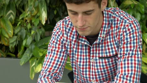 estudiante usando un teléfono inteligente fuera en el campus