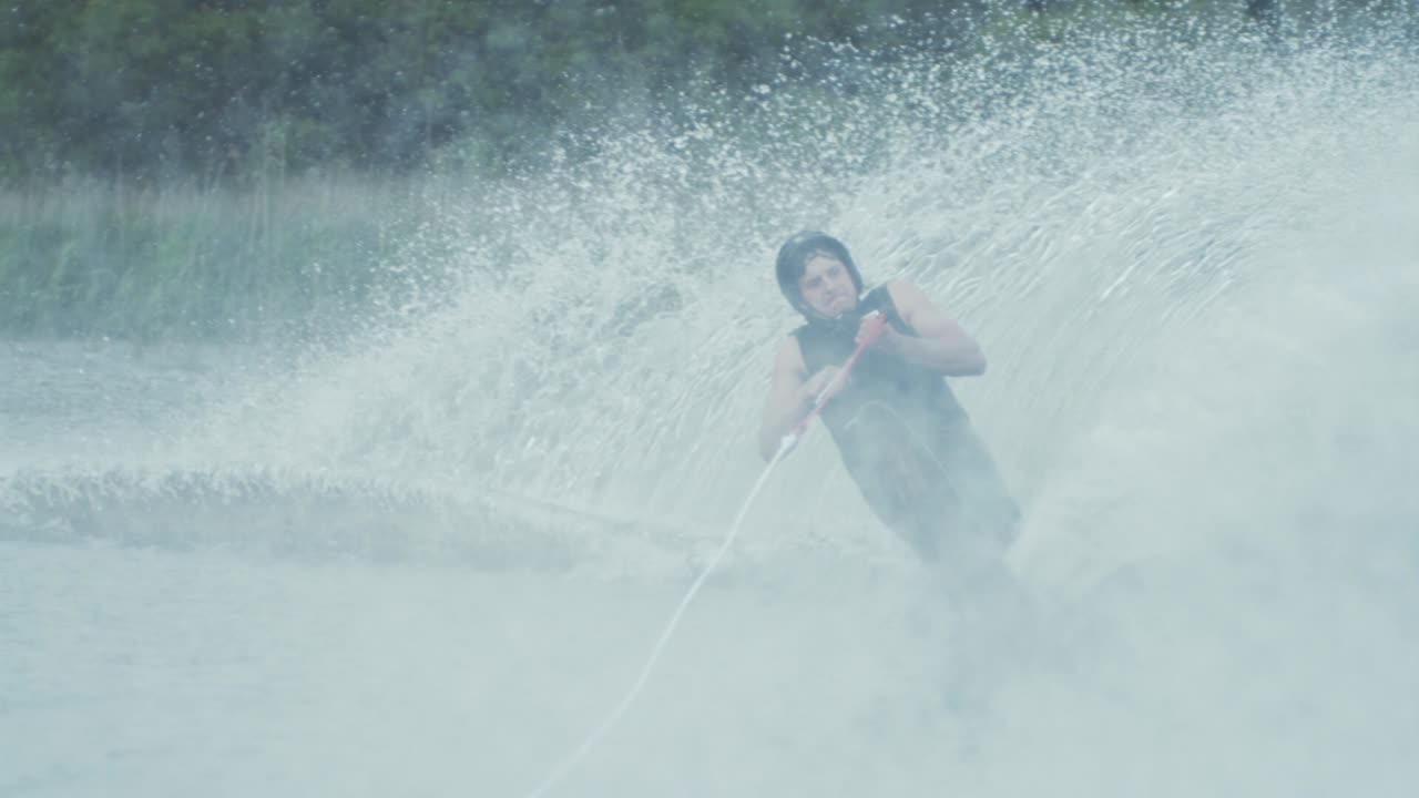 젊은 남자 수상 스키 슬라롬 컷 로프 안타 스키 슬로우 모션의 끝