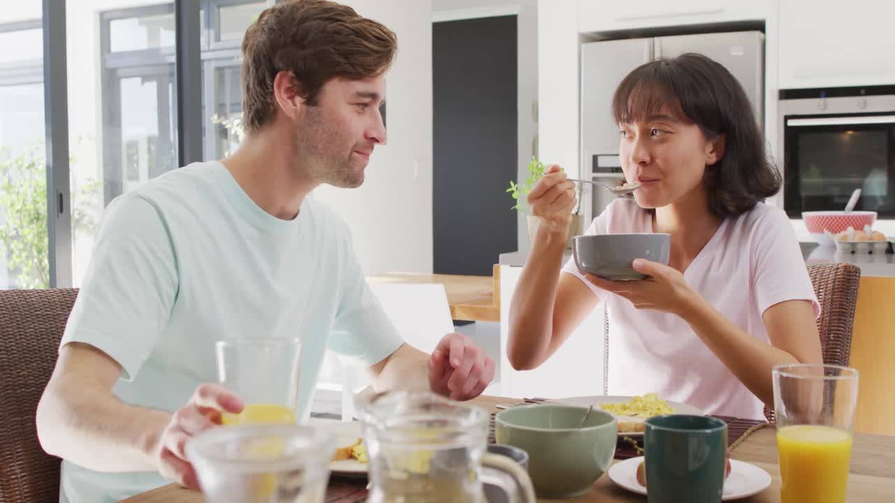 행복 한 다양한 부부 가 부 ⁇  에서 함께 아침 식사를 하는 영상