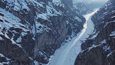 cañón de río congelado en invierno