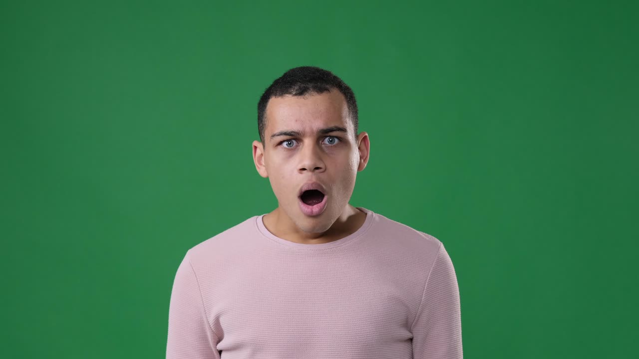 hombre conmocionado cubriendo su boca