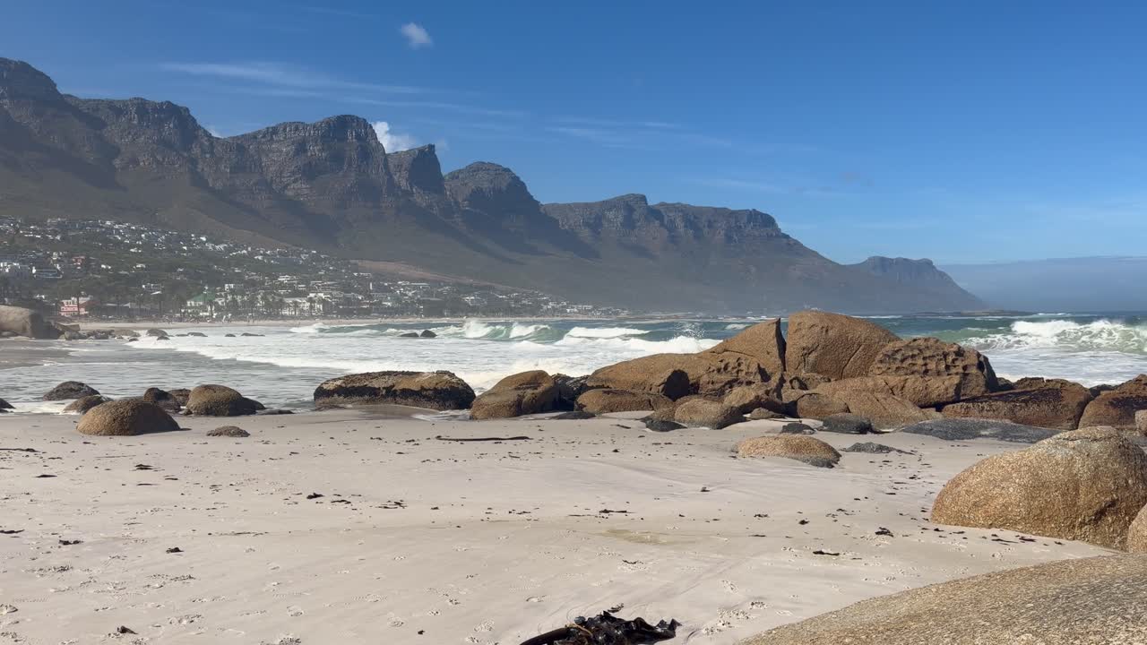 Felsige Küsten an einem Strand in der Nähe von Camps Bay in Kapstadt, Südafrika.
