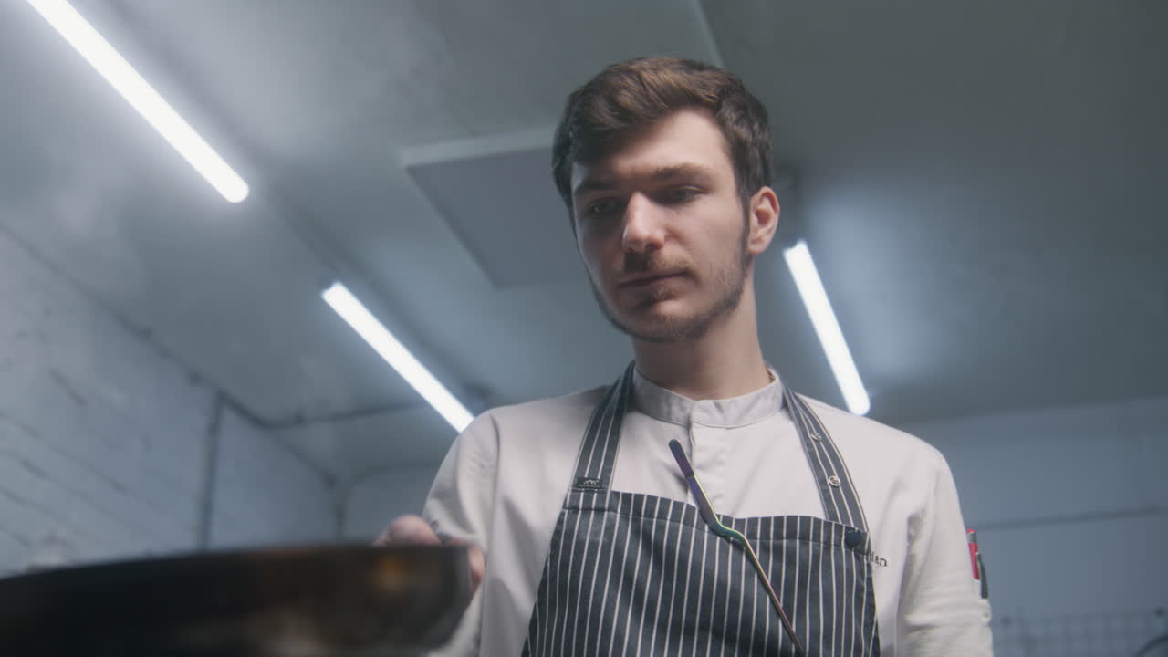 chef preparando comida en una cocina comercial