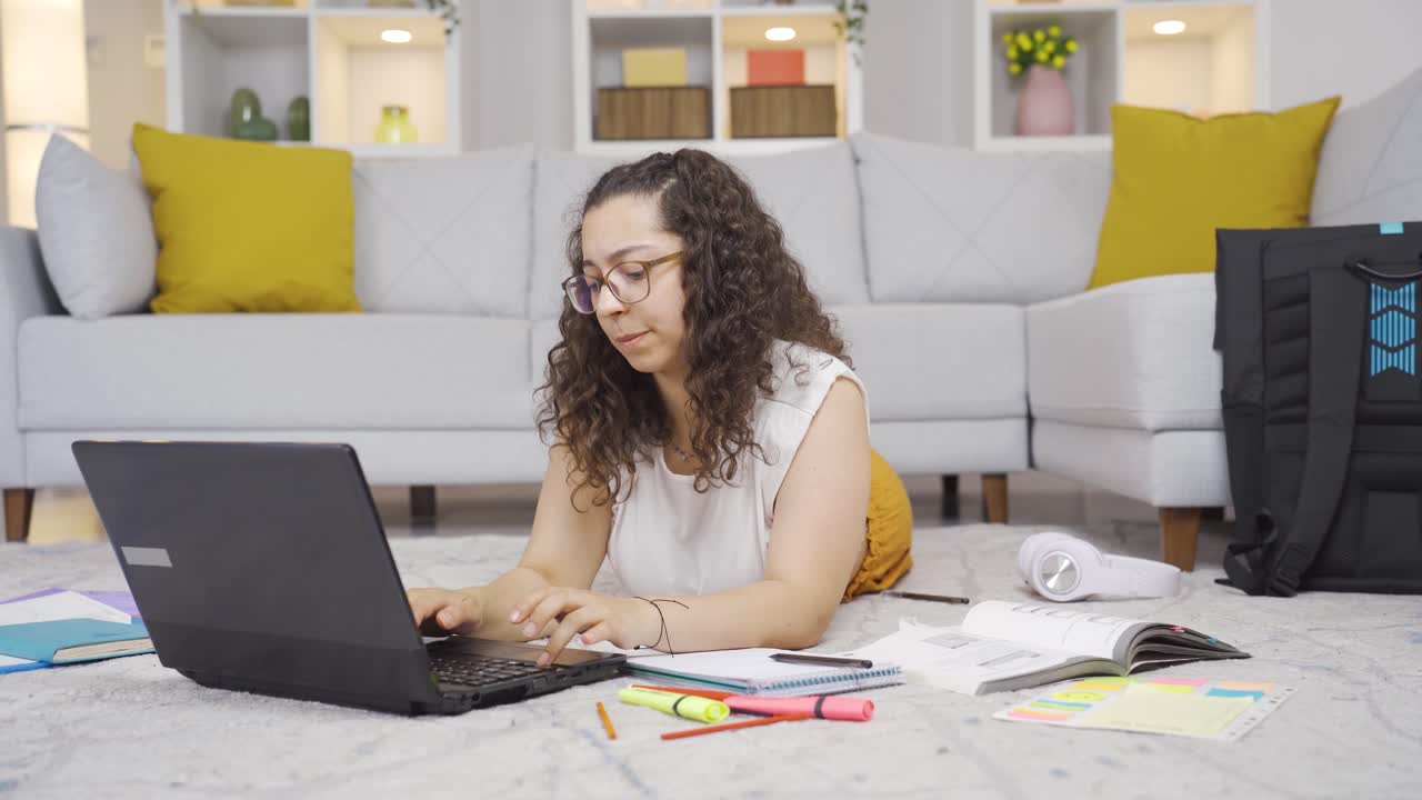 estudiante estresada y mordiéndose las uñas.
