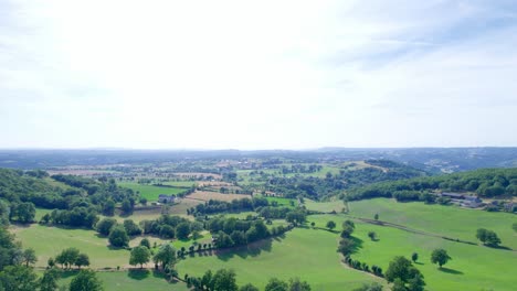 Paisaje-Panorámico-Con-Granjas-Y-Campos,-Vista-Aérea