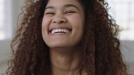 mujer joven linda retrato de cerca de una chica de raza mixta feliz riendo alegremente disfrutando de un estilo de vida exitoso
