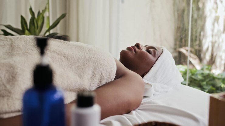 Ung kvinde besøger spa-salon for at få behandlinger