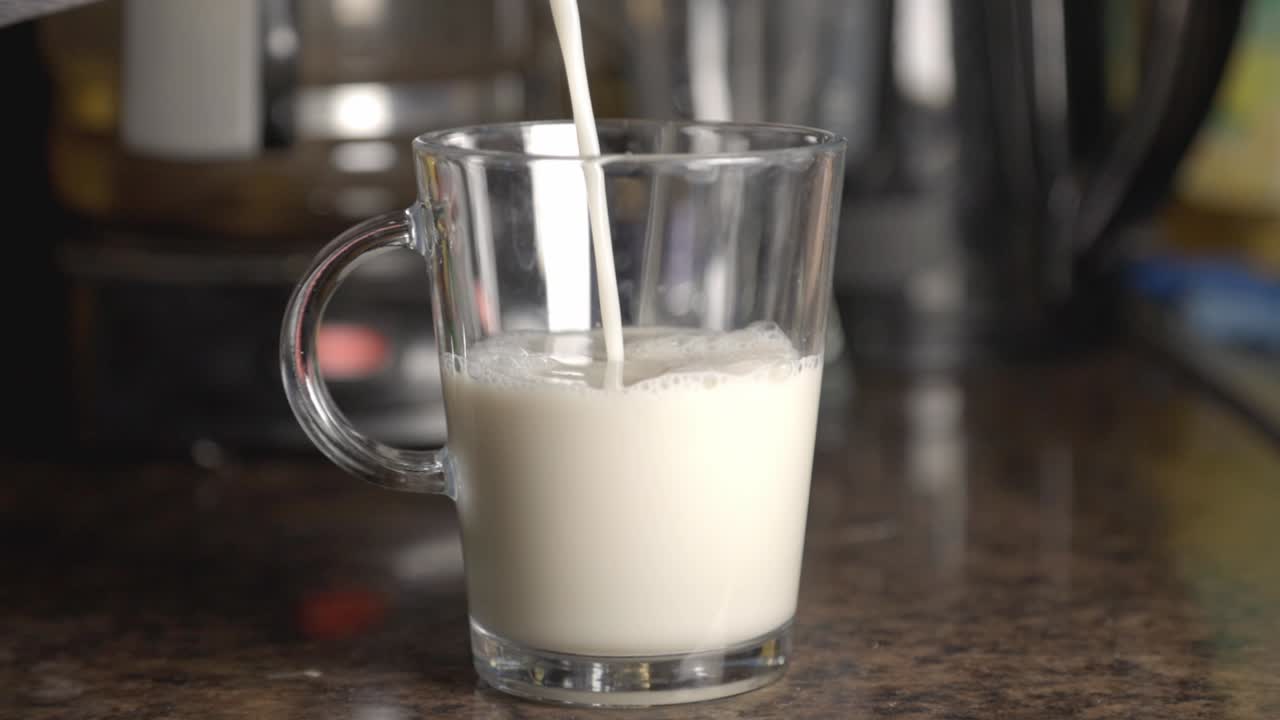 verter leche en el vaso - primer plano