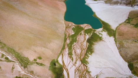 Paisaje-Asombroso-Con-Un-Lago-Azul-Tranquilo-En-Las-Colinas-De-Las-Montañas-De-Los-Lagos-Arashan-En-Uzbekistán