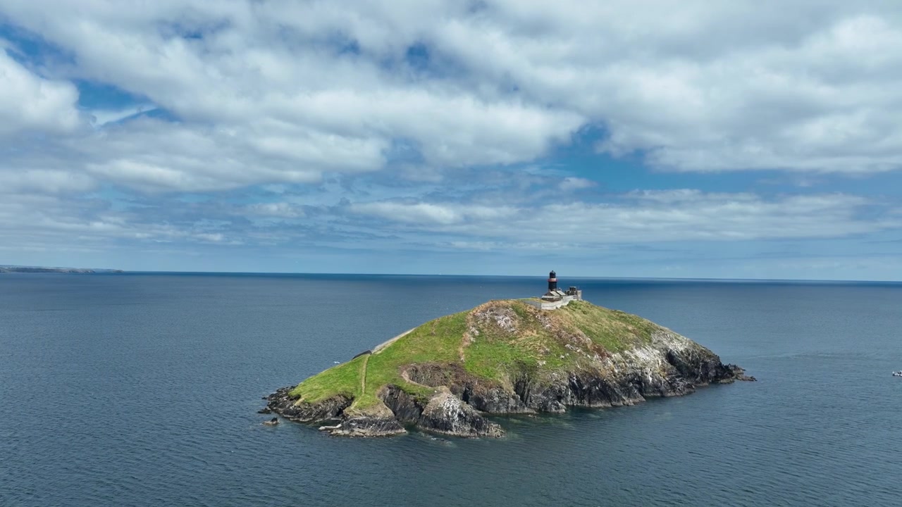Come ausilio attivo alla navigazione, la luce lampeggia bianca e rossa ogni 10 secondi. Una caratteristica di design intelligente include finestre inferiori della lanterna dotate di settori Faro di Ballycotton Cork Irlanda