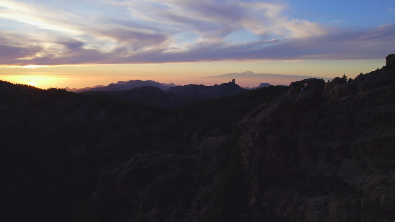 volando sobre la ventana de nublo durante la puesta de sol y viendo el majestuoso volcán teide y la roca nublo