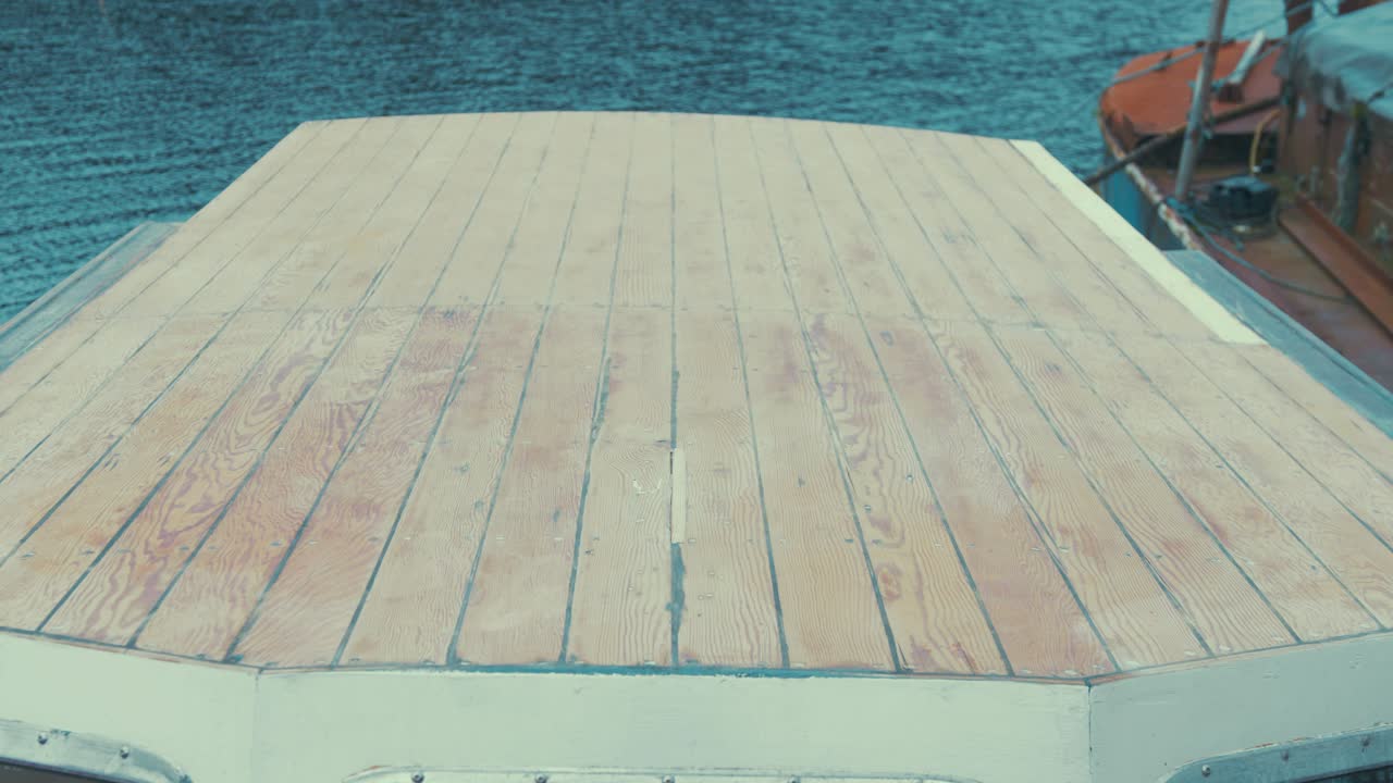 Lärchenbretter für Holzboot-Steuerhaus geschliffen, bereit zum Lackieren