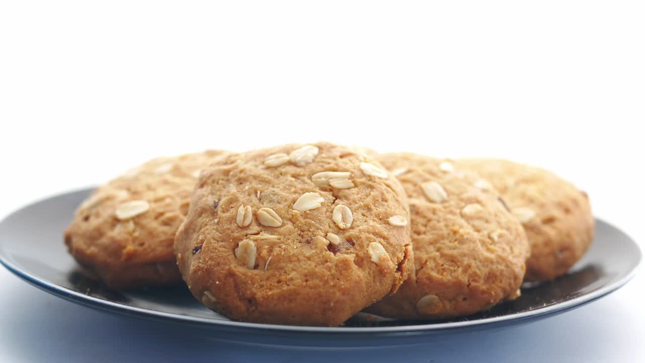 접시에 있는 오트밀 쿠키
