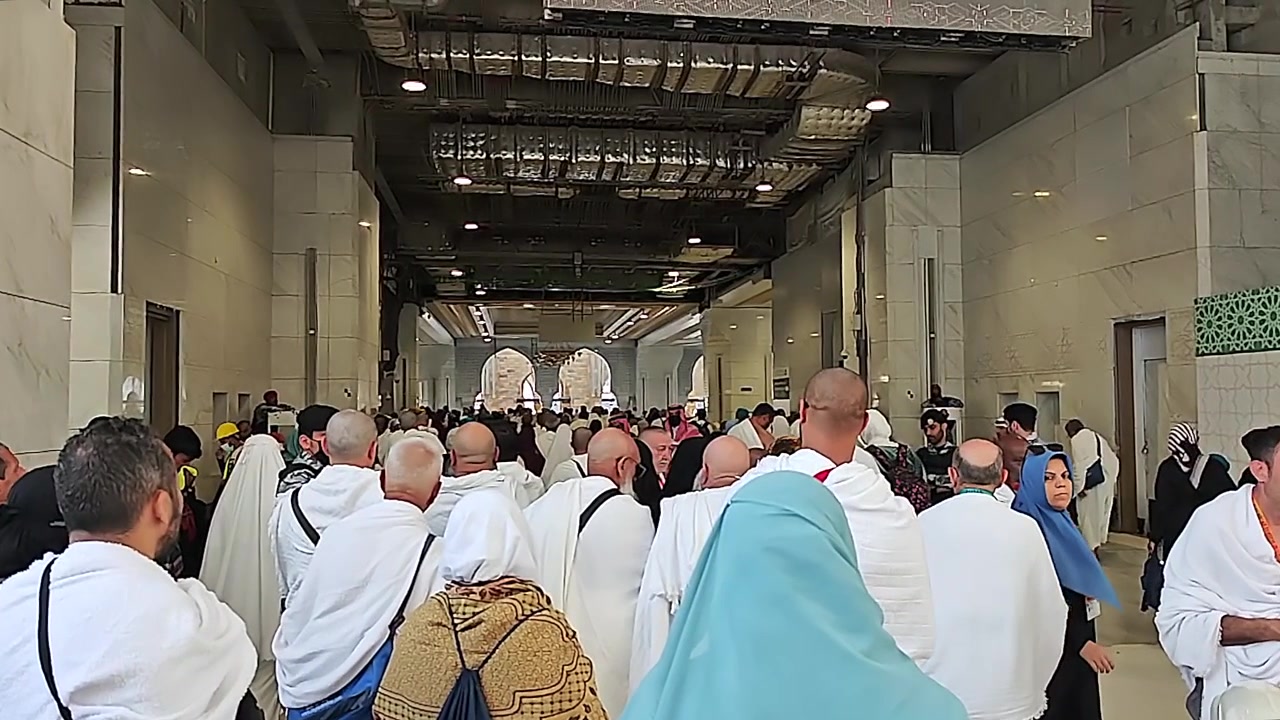 Pellegrini che camminano attraverso la porta As-Salam alla Mecca